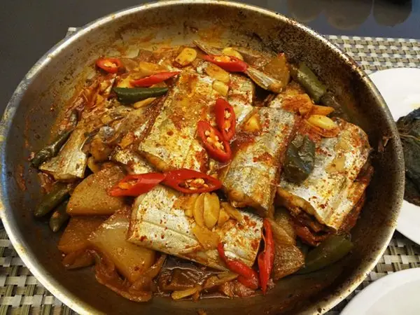 Cá Hô Ăn Gì? Thức Ăn Tự Nhiên & Nuôi Công Nghiệp Hiệu Quả
