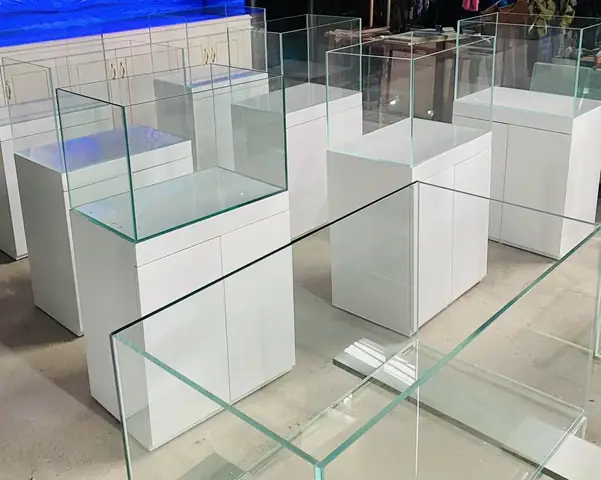 Giá Kính Làm Hồ Cá: Bảng Giá Chi Tiết & Kinh Nghiệm Chọn Kính Chuẩn Giá Kính Làm Hồ Cá: Bảng Giá Chi Tiết & Kinh Nghiệm Chọn Kính Chuẩn