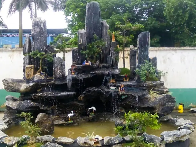 Hòn Non Bộ Bể Cá Cảnh: Ý Tưởng Thiết Kế, Thi Công & Phong Thủy